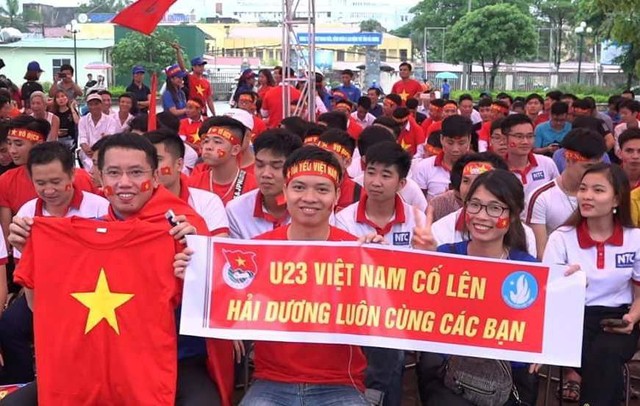 Hàng nghìn cổ động viên xứ Đông tiếp lửa cho đội tuyển Olympic Việt Nam. Ảnh: Q.H