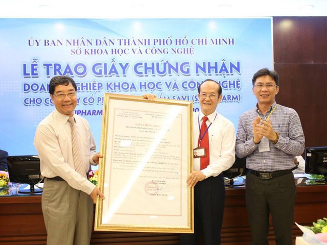
Giám đốc Sở KH&CN TPHCM (phải) trao Giấy chứng nhận Doanh nghiệp KH&CN cho lãnh đạo Công ty Savipharm
