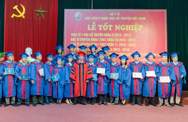 
PGS.TS Đậu Xuân Cảnh - Gíam đốc Học viện Y Dược học cổ truyền Việt Nam trao bằng tốt nghiệp cho các tân bác sĩ.
