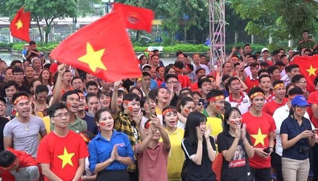 Hàng nghìn người hâm mộ tỉnh Hải Dương giành tình cảm cho các vận động viên. Ảnh: Q.H