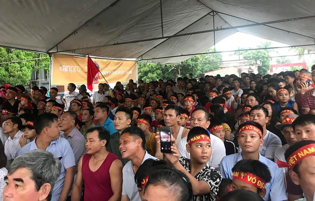 
Bố mẹ, người thân và hàng trăm người dân quê cầu thủ Đức Huy, xã Đoàn Tùng,huyện Thanh Miện
