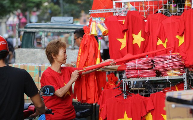 Chị Ngọc Châu, đại diện một cửa hàng bán quần áo thun trên đường Cách Mạng Tháng Tám (quận Tân Bình) cho biết, loại áo thun đỏ sao vàng năm cánh đang bán rất chạy. Mỗi chiếc áo thun được cửa hàng bán ra với giá 75.000 đồng. Ảnh: Soha.