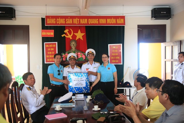 
Lãnh đạo Agribank thăm và tặng quà cho cán bộ chiến sĩ đảo Phan Vinh B. Ảnh: Thanh Tùng
