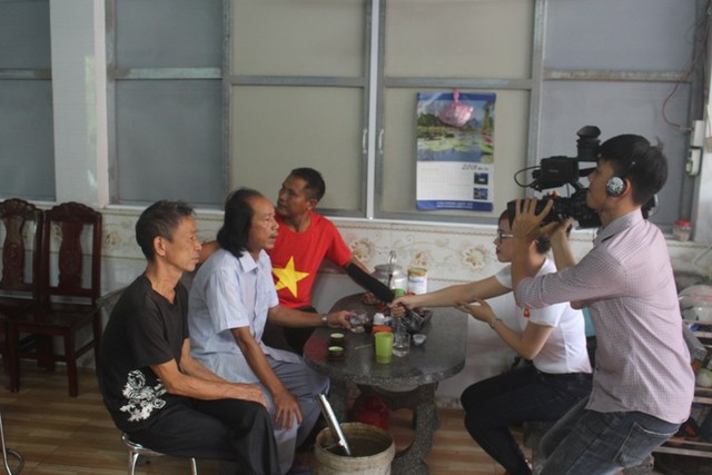 Nhiều cơ quan báo chí phỏng vấn bố cầu thủ Văn Thanh