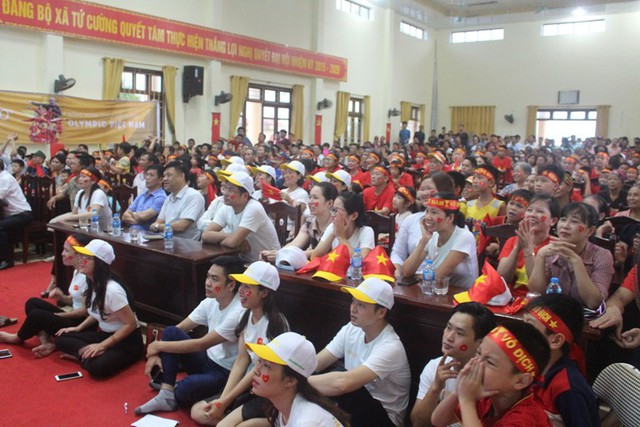 
Hàng trăm người đội mưa đến nhà văn hóa xã Tứ Cường cổ vũ cho đội U23 Việt Nam
