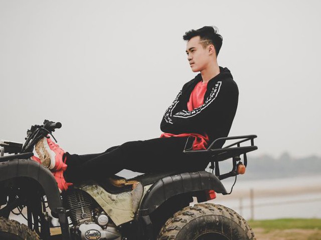 Tiền đạo quê Hải Dương mê Kpop và chịu ảnh hưởng ít nhiều từ phong cách của các nghệ sĩ Hàn Quốc. Trên Facebook cá nhân, anh thường khoe những tấm hình với vẻ ngoài chỉn chu, kết hợp hài hòa giữa trang phục và giày dép.