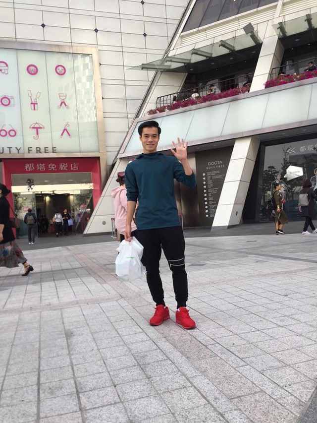 Chàng tiền đạo sở hữu nhiều đôi giầy sneaker màu sắc nổi bật.