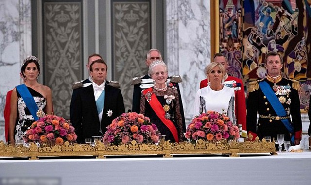 Tối 28/8, Nữ hoàng Đan Mạch Margrethe II mở tiệc tiếp đón Tổng thống Pháp Emmanuel Macron (40 tuổi) và phu nhân Brigitte Macron (65 tuổi) tại Điện Christiansborg, thành phố Copenhagen, theo AFP.
