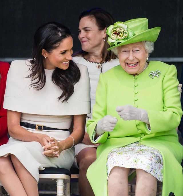 Nữ hoàng Anh bất ngờ bị lôi kéo vào vụ lùm xùm giữa hai cha con Meghan.