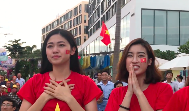 Thanh Tú bật khóc, Mỹ Linh xúc động khi chứng kiến bàn thắng đầu tiên của Olympic Việt Nam.