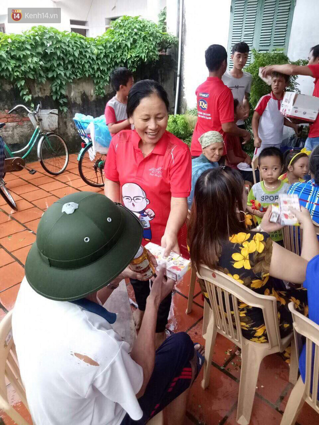 Mẹ Minh Vương ăn mừng với bà con lối xóm tại huyện Thái Thuỵ, tỉnh Thái Bình