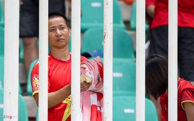 Anh Long, một cổ động viên trung thành đã sang Indonesia cổ vũ đội tuyển từ ngày 16/8 buồn bã gấp lá cờ của hội cổ động viên. Olympic Việt Nam sẽ còn trận tranh huy chương đồng vào ngày 1/9.