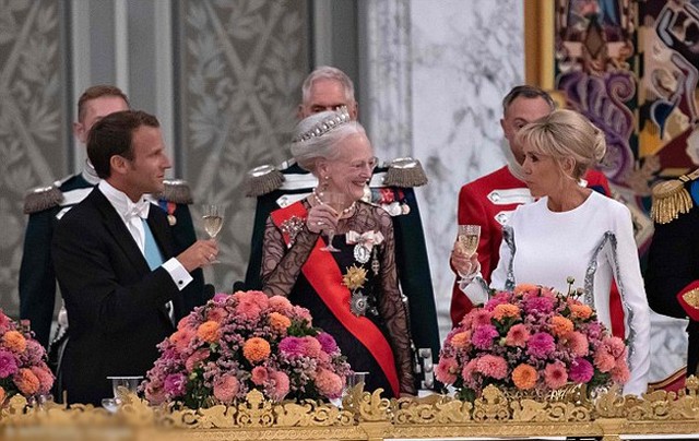 Đại diện cho hoàng gia Đan Mạch, Nữ hoàng Margrethe (78 tuổi) nâng ly chúc mừng chuyến thăm thành công của vợ chồng nhà lãnh đạo Pháp.