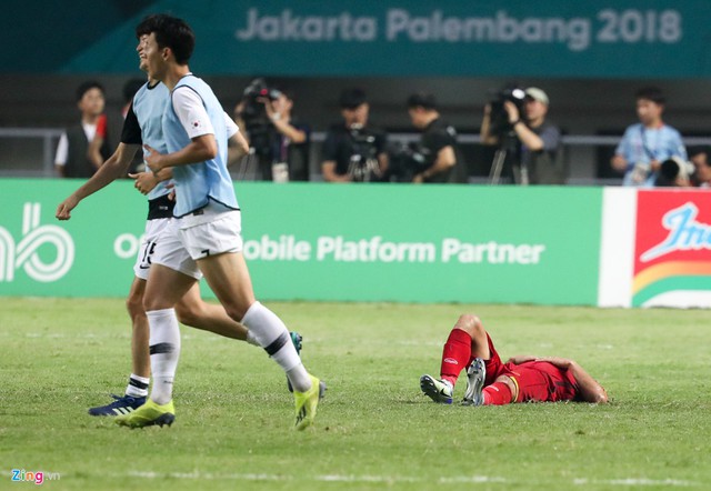 Anh nằm gục xuống sân, mặc các cầu thủ Olympic Hàn Quốc chạy qua tìm đồng đội ăn mừng việc bước vào trận chung kết.