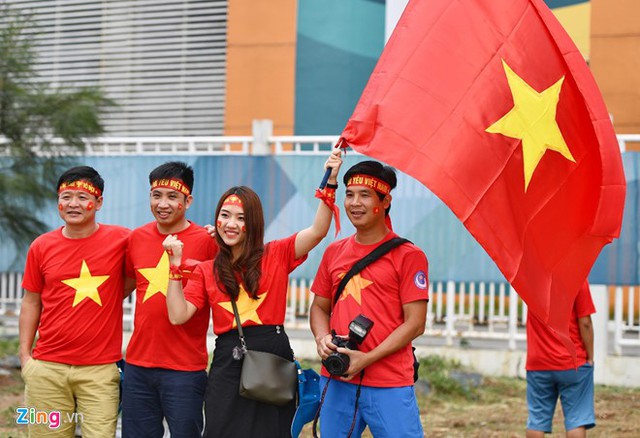 Các nữ CĐV xinh đẹp lặn lội từ Việt Nam để theo dõi các cầu thủ thần tượng thi đấu với ĐKVĐ ASIAD, Olympic Hàn Quốc. Ảnh: Việt Hùng (từ Indonesia).