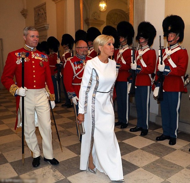 Đệ nhất phu nhân Pháp cầm clutch và đi giày cao gót cùng màu với đường viền váy.