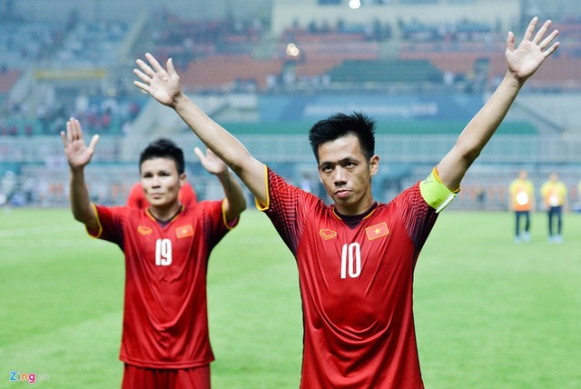 Hôm nay, Văn Quyết vào thay người sau khi Olympic Việt Nam đã bị dẫn 2 bàn. Anh đã rất cố gắng để giúp đội nhà lấy lại thế trận. Tuy nhiên, chừng đó là không đủ.