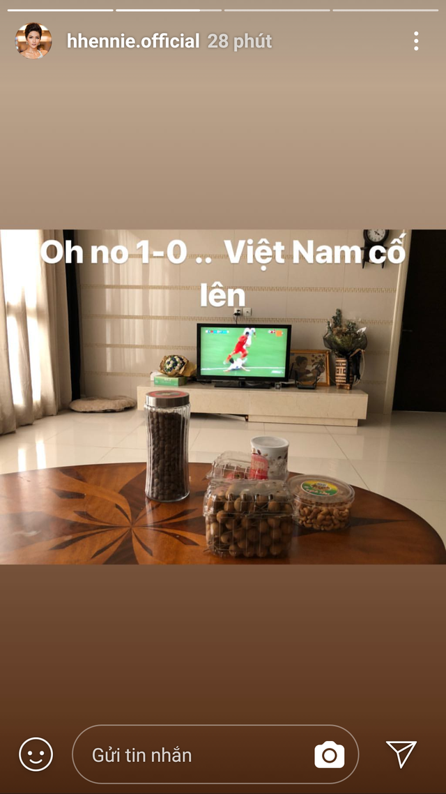 HHen Niê động viên các cầu thủ Việt Nam.