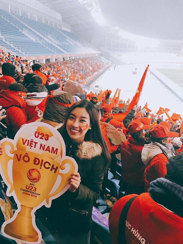 Để chứng minh tình yêu bóng đá, Đỗ Mỹ Linh đã âm thầm sang tận Trung Quốc để cổ vũ U23 Việt Nam.