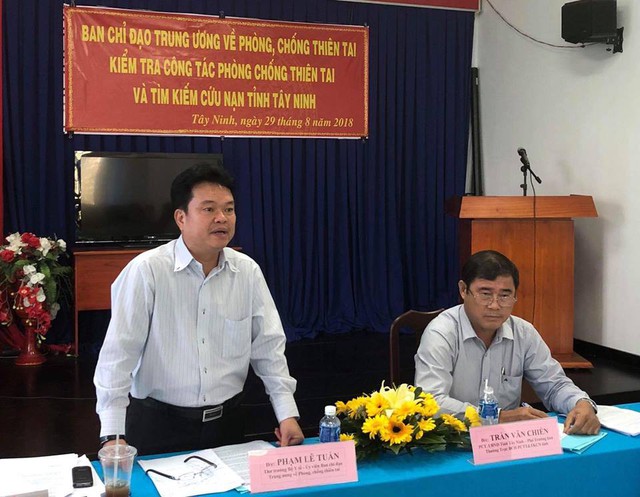 
Thứ trưởng Bộ Y tế Phạm Lê Tuấn phát biểu tại buổi làm việc tại Tây Ninh
