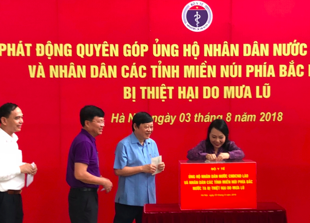 
Bộ trưởng Bộ Y tế Nguyễn Thị Kim Tiến tham gia quyên góp tiền ủng hộ
