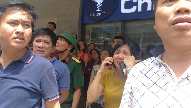 Vụ ch&aacute;y khiến người d&acirc;n hoảng loạn
Đ&aacute;m ch&aacute;y xuất ph&aacute;t từ tầng 2, nhiều người nghe thấy tiếng nổ ph&aacute;t ra từ trong nh&agrave;.




 


 
Cảnh s&aacute;t PCCC bắc thang leo l&ecirc;n tầng 2, 3 của căn nh&agrave; bị ch&aacute;y




 


 
Ph&ograve;ng 9 cảnh s&aacute;t PCCC điều 4 xe l&agrave;m nhiệm vụ

Người d&acirc;n chứng kiến cho biết, thời điểm tr&ecirc;n họ thấy kh&oacute;i bốc ra từ căn nh&agrave;. Vị tr&iacute; căn nh&agrave; bị ch&aacute;y nằm s&aacute;t chung cư Goldsilk khiến h&agrave;ng chục cư d&acirc;n hoảng loạn.

Nhận tin b&aacute;o, lực lượng PCCC đ&atilde; điều 4 xe cứu hoả đến dập lửa, l&iacute;nh cứu hoả phải d&ugrave;ng thang chuy&ecirc;n dụng, tiếp cận tầng cao, ph&aacute; cửa k&iacute;nh để dập lửa.

Khoảng 15 ph&uacute;t sau, cảnh s&aacute;t PCCC đ&atilde; khống chế được ngọn lửa, may mắn kh&ocirc;ng c&oacute; thiệt hại về người.

Theo Vietnamnet

