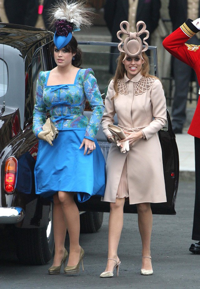 Bộ đôi công chúa với thời trang thảm họa trong lễ cưới của William - Kate vào năm 2011.