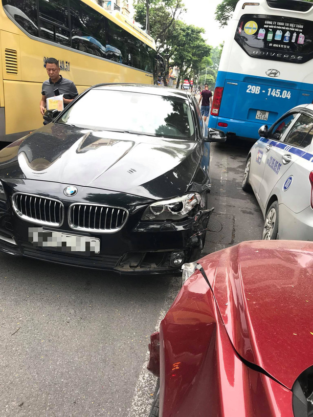 Chiếc BMW gần như kh&ocirc;ng hề hấn g&igrave; (Ảnh Duy Long Đặng)