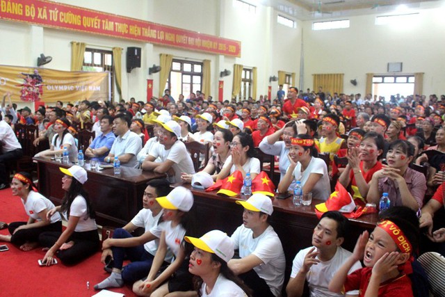 Hàng trăm người dân quê cầu thủ Văn Thanh đến nhà văn hóa xã Tứ Cường để cổ vũ cho đội tuyển. Ảnh: Đ.Tùy