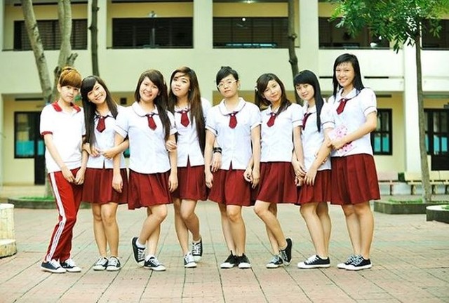 Đồng phục học sinh luôn là vấn đề khiến phụ huynh bức xúc. Ảnh: Tiền Phong.