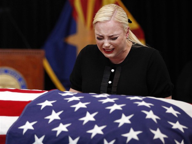 Meghan McCain không kiềm chế được sự xúc động khi đứng cạnh quan tài bố. Ảnh: AP.