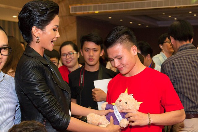 Ở dịp giao lưu cùng đội bóng, Hoa hậu Hoàn vũ Việt Nam tỉ mỉ chuẩn bị quà tặng cho Quang Hải và các đồng nghiệp của anh.