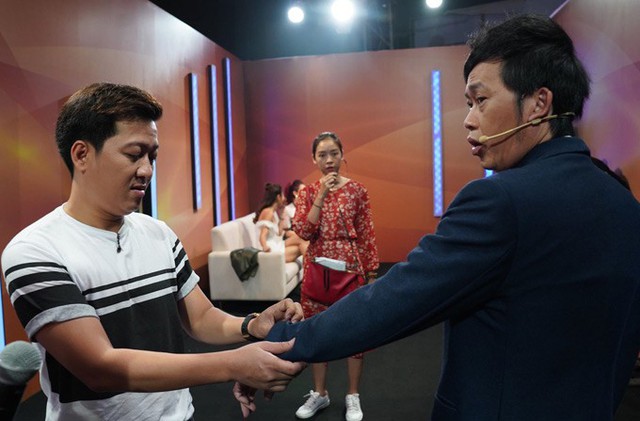 Nam diễn viên giúp đàn anh Hoài Linh chỉnh sửa trang phục trước khi vào ghi hình.