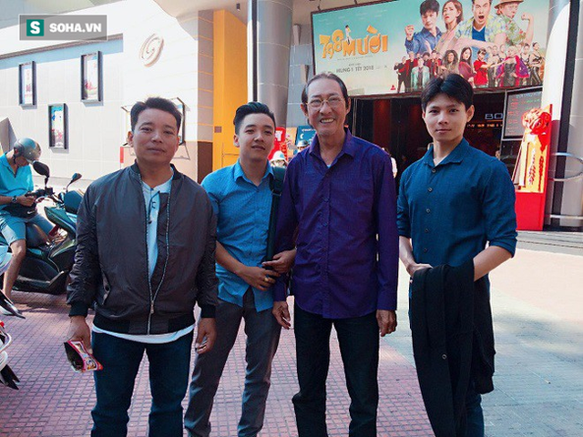 Luân và cha ruột (ngoài cùng bên trái) trong ngày đầu lên Sài Gòn gặp nghệ sĩ Lê Bình, thời điểm ông chưa phát hiện mình có bệnh.