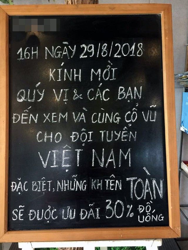 Khách hàng tên toàn được giảm giá tới 50% khi mua đồ cổ động, đặc biệt khách tên Toàn có đầu bạc còn được giảm giá tới 80%