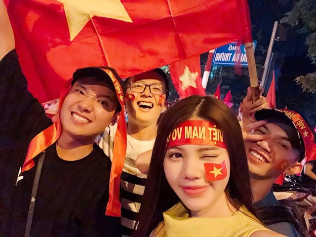 Đang tham gia một cuộc thi tại Hà Nội, Jolie Nguyễn vẫn theo dõi các trận đấu của đội tuyển Việt Nam tại Asiad 2018 và xuống đường đi bão cùng bạn bè.