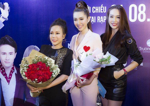 Người mẫu Lê Thu An (ngoài cùng bên phải) đến ủng hộ phim mới có Việt Hương đóng.
