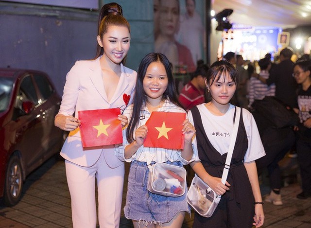 Thúy Ngân vui vẻ chụp ảnh cùng hai khán giả mang cờ Tổ quốc tới rạp phim, thể hiện tinh thần ủng hộ Olympic Việt Nam.