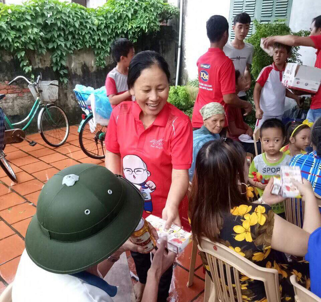 Nhiều họ hàng, người thân và người dân địa phương đến chúc mừng gia đình cầu thủ Minh Vương