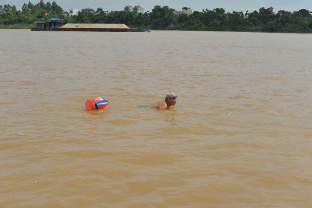
Cụ Ngọc đang bơi ở sông Hồng. Ảnh: T.L
