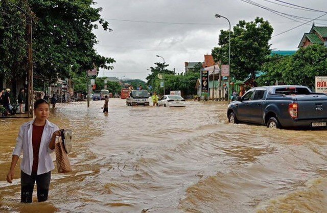 Mưa lớn gây tình trạng ngập lụt, sạt lở quốc lộ 6 Hòa Bình - Sơn La chiều 30/8. Ảnh: TL