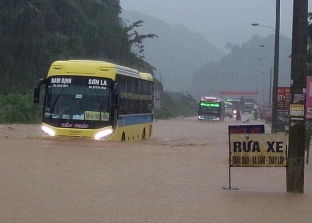 
Tuyến quốc lộ 6 qua các tỉnh Hòa Bình, Sơn La bị ngập sâu, các phương tiện lưu thông hết sức nguy hiểm.
