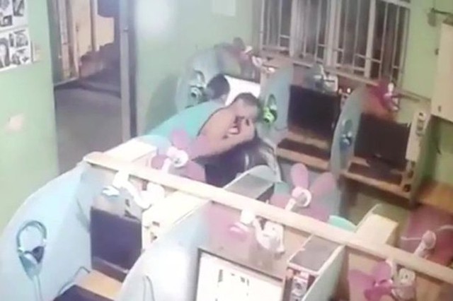 G&atilde; biến th&aacute;i chạy đến cưỡng h&ocirc;n b&eacute; g&aacute;i khi thấy xung quanh đang vắng vẻ. Ảnh: Newsflare.