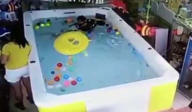 B&eacute; g&aacute;i Xiao Ai, 1 tuổi, ở tỉnh Ph&uacute;c Kiến bị lật phao bơi ở bể bơi trong nh&agrave; hồi cuối th&aacute;ng 7. Ảnh: AsiaWire.