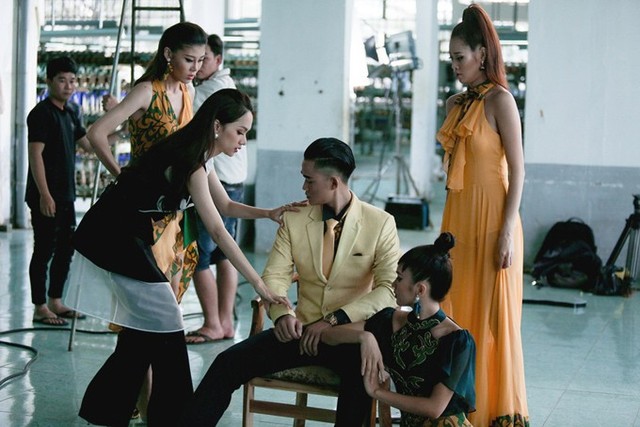 Tại tập 2 của chương trình Siêu mẫu Việt Nam, 32 thí sinh bước vào thử thách đầu tiên cùng hai huấn luyện viên là Hương Giang và Kỳ Duyên với chủ đề Người đẹp vì lụa.
