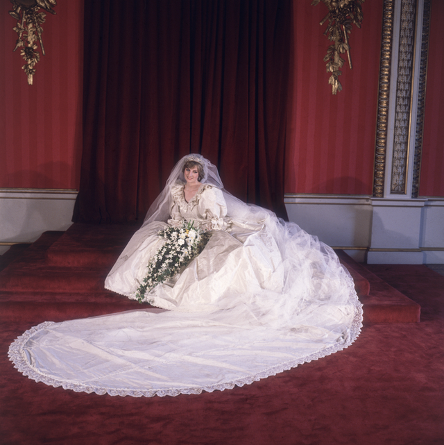 Chiếc váy cưới của Diana do hai vợ chồng nhà David và Elizabeth Emanuel thiết kế. Chiếc váy được đính hơn 10.000 viên ngọc trai và dài tới gần 8m.