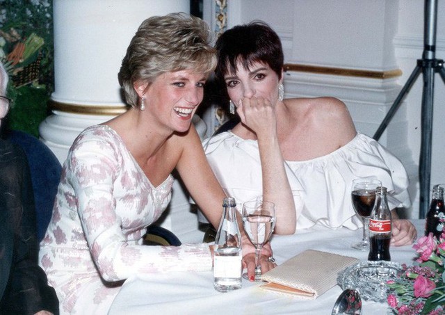Công nương Diana có rất nhiều bạn thân là những người nổi tiếng như Elton John, George Michael, Tilda Swinton, Liza Minelli...