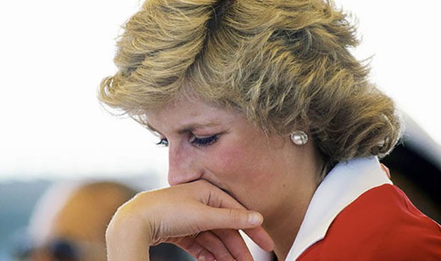 Diana khóc khi tiễn Thái tử Charles đi công du 5 tuần vào tháng 3/1981 nhưng không phải vì nỗi buồn biệt ly mà vì biết rằng Camilla vẫn gọi điện cho Charles. Ảnh: UK Press.
