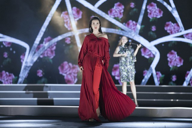 Đảm nhận vai trò vedette của đêm thời trang thứ 2, Hoa hậu Đỗ Mỹ Linh xuất hiện cùng bộ trang phục đỏ nổi bật càn quét sàn diễn.