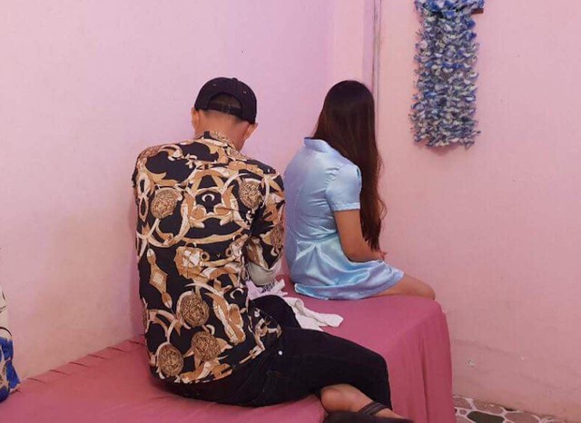 Tiếp viên 2 cơ sở massage kích dục cho khách.